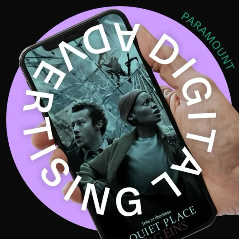 Digitale Werbung für den Film "A Quiet Place - Tag eins" auf einem Smartphone-Bildschirm, gehalten von einer Hand. Der Text "DIGITAL ADVERTISING" umrahmt das Telefon.