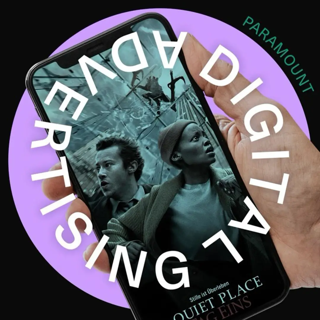 Digitale Werbung für den Film "A Quiet Place - Tag eins" auf einem Smartphone-Bildschirm, gehalten von einer Hand. Der Text "DIGITAL ADVERTISING" umrahmt das Telefon.