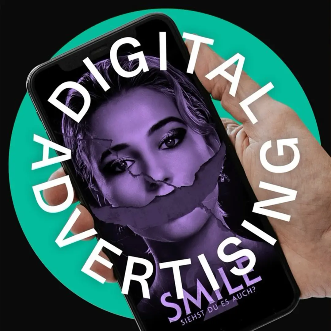 Digitale Werbung für den Film "Smile 2" auf einem Smartphone-Bildschirm, gehalten von einer Hand. Der Text "DIGITAL ADVERTISING" umrahmt das Telefon.