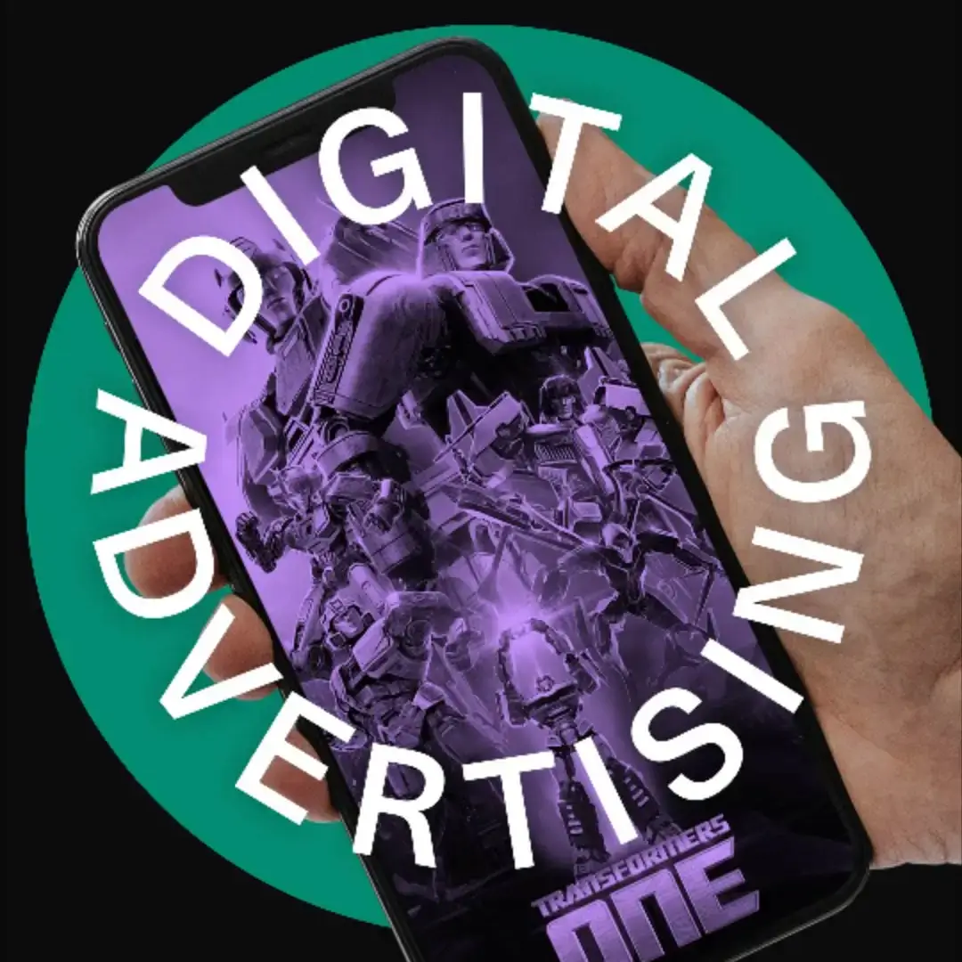 Digitale Werbung für den Film "Transformers One" auf einem Smartphone-Bildschirm, gehalten von einer Hand. Der Text "DIGITAL ADVERTISING" umrahmt das Telefon.