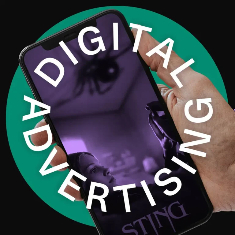 Digitale Werbung für den Film "Sting" auf einem Smartphone-Bildschirm, gehalten von einer Hand. Der Text "DIGITAL ADVERTISING" umrahmt das Telefon.