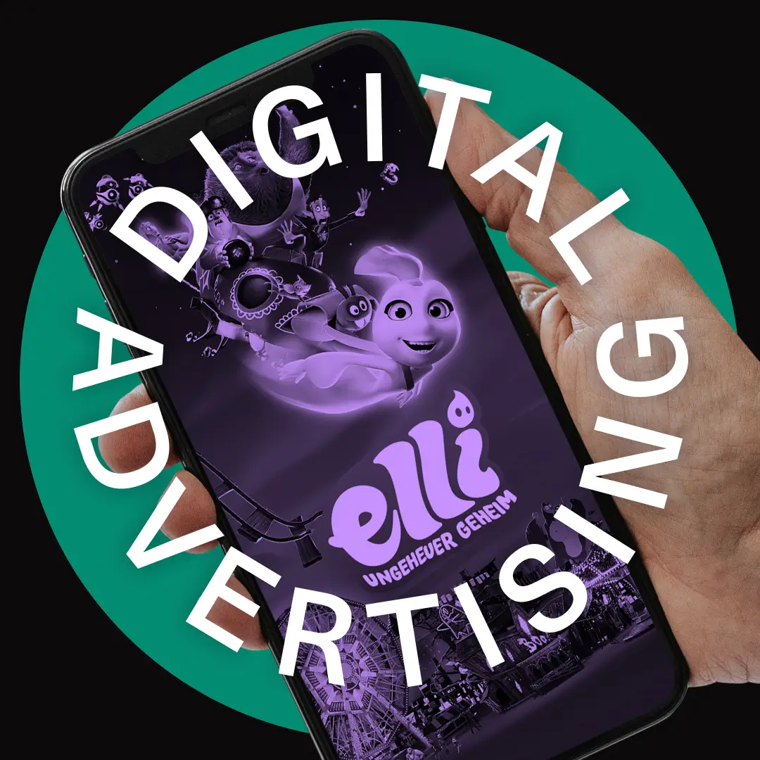 Digitale Werbung für den Film "Elli - Ungeheuer geheim" auf einem Smartphone-Bildschirm, gehalten von einer Hand. Der Text "DIGITAL ADVERTISING" umrahmt das Telefon.